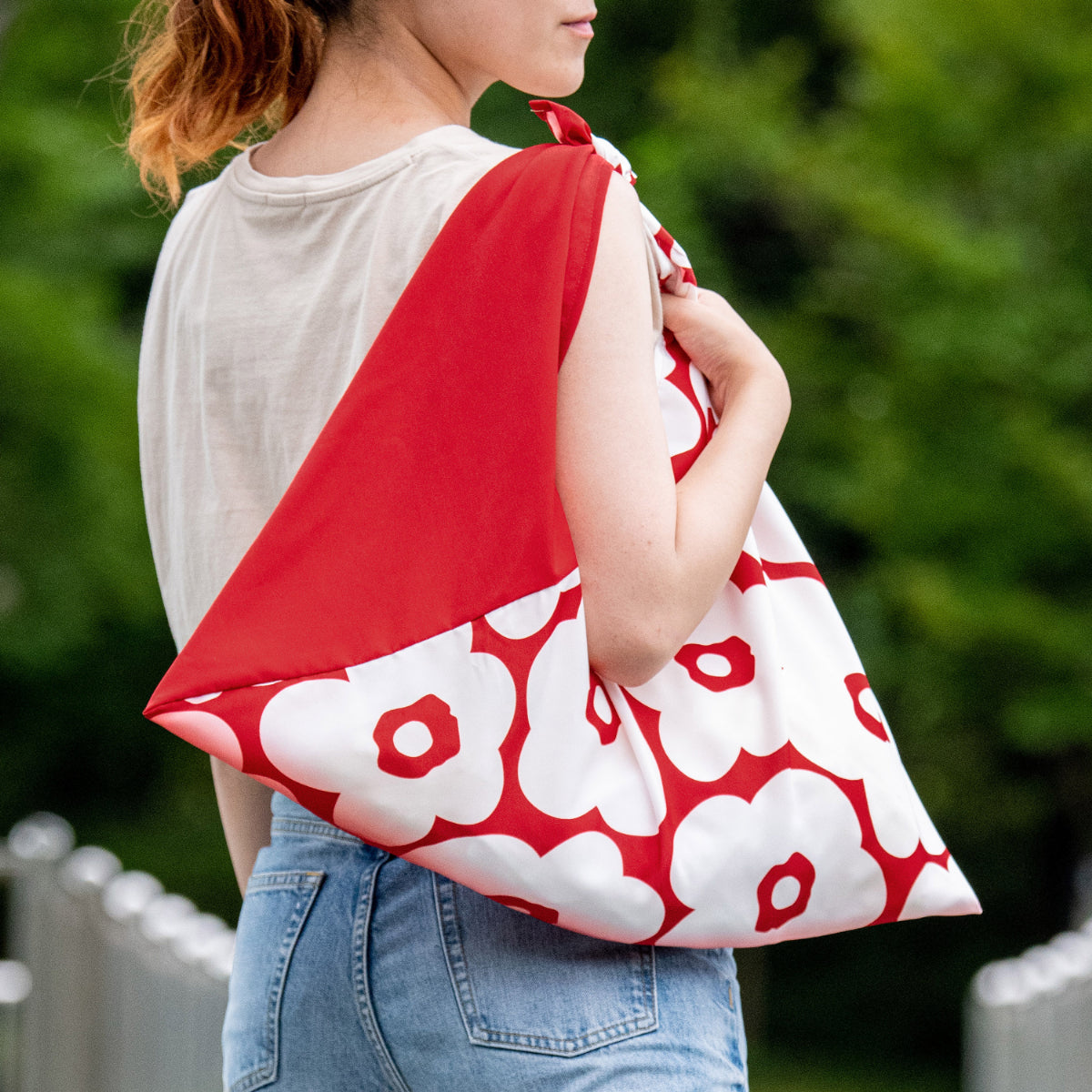 Woman carrying the AZUMA bag in Camellia Red on her shoulder #Pattern_Camellia Red