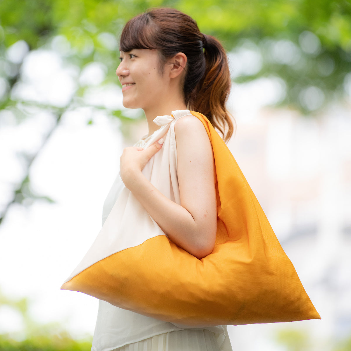 Woman carrying the AZUMA bag in Solid Pear Yellow on her shoulder #Pattern_Solid Pear Yellow