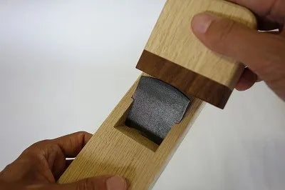 Adjusting the blade of the katsuobushi shaver by hand