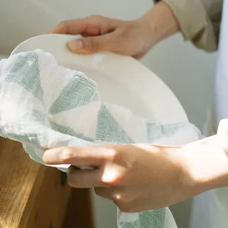 Drying a dish with the hirali kitchen cloth