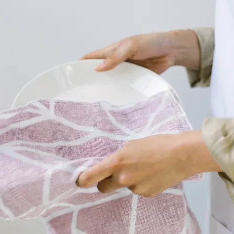 Drying a glass bowl with the hirali kitchen cloth