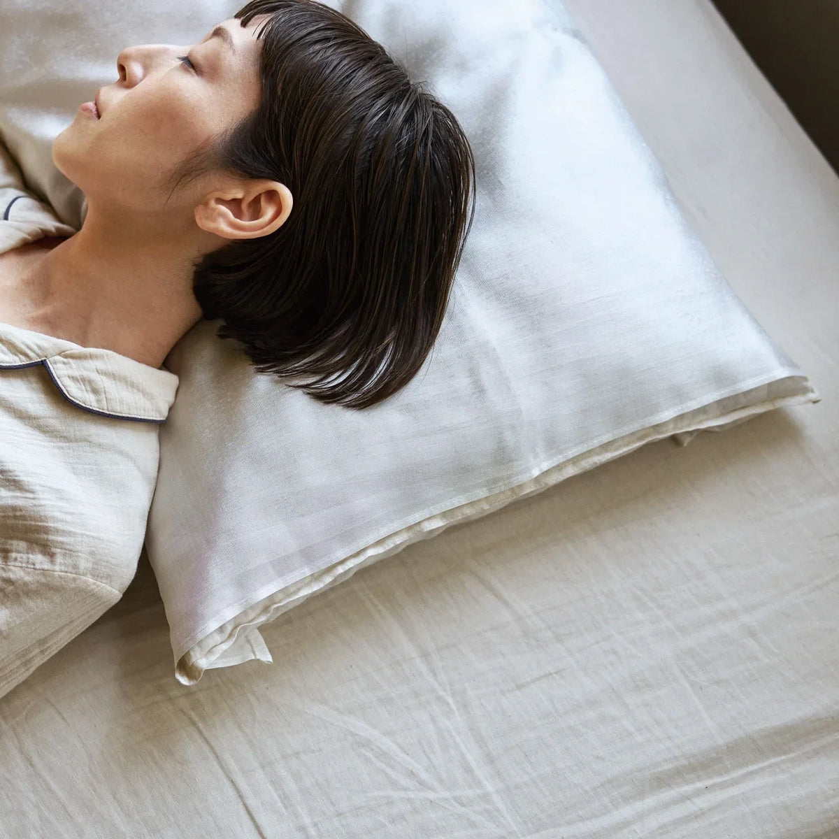 Sleeping on the Joshu Kinuya silk pillowcase in natural white #Color_Natural