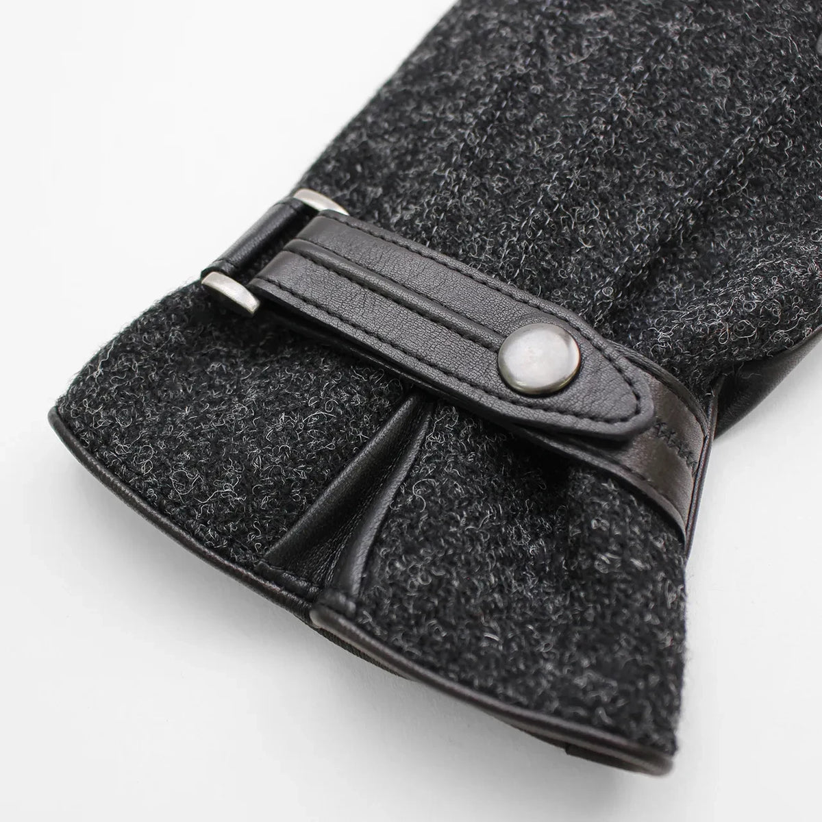 Wrist belt of Kuroda Harris Tweed gloves