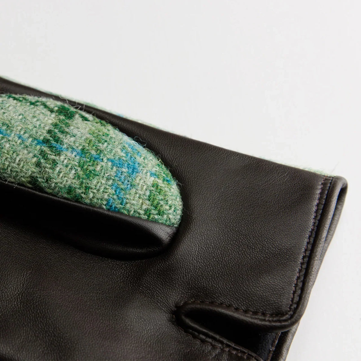 Wrist of Kuroda women’s Harris Tweed gloves