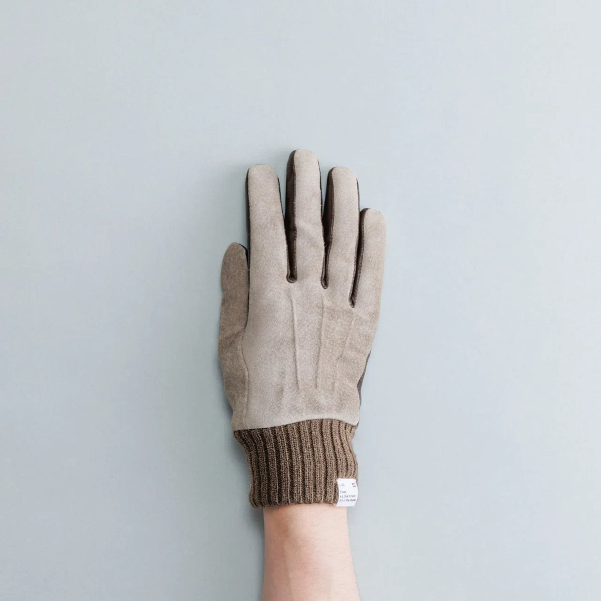 Wearing Kuroda men’s pigskin gloves in gray
