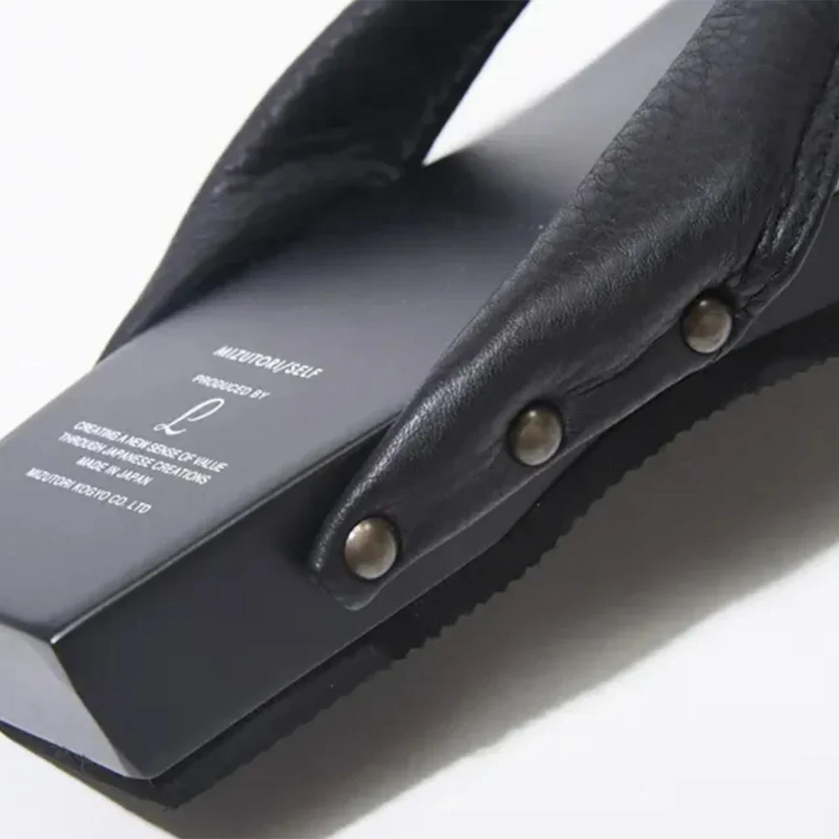 Heel detail of the black COLOR GETA #Color_Black