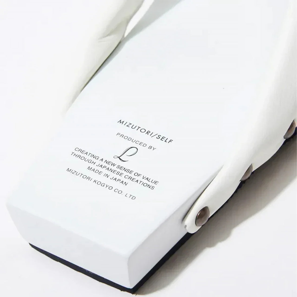 Heel detail of the white COLOR GETA #Color_White