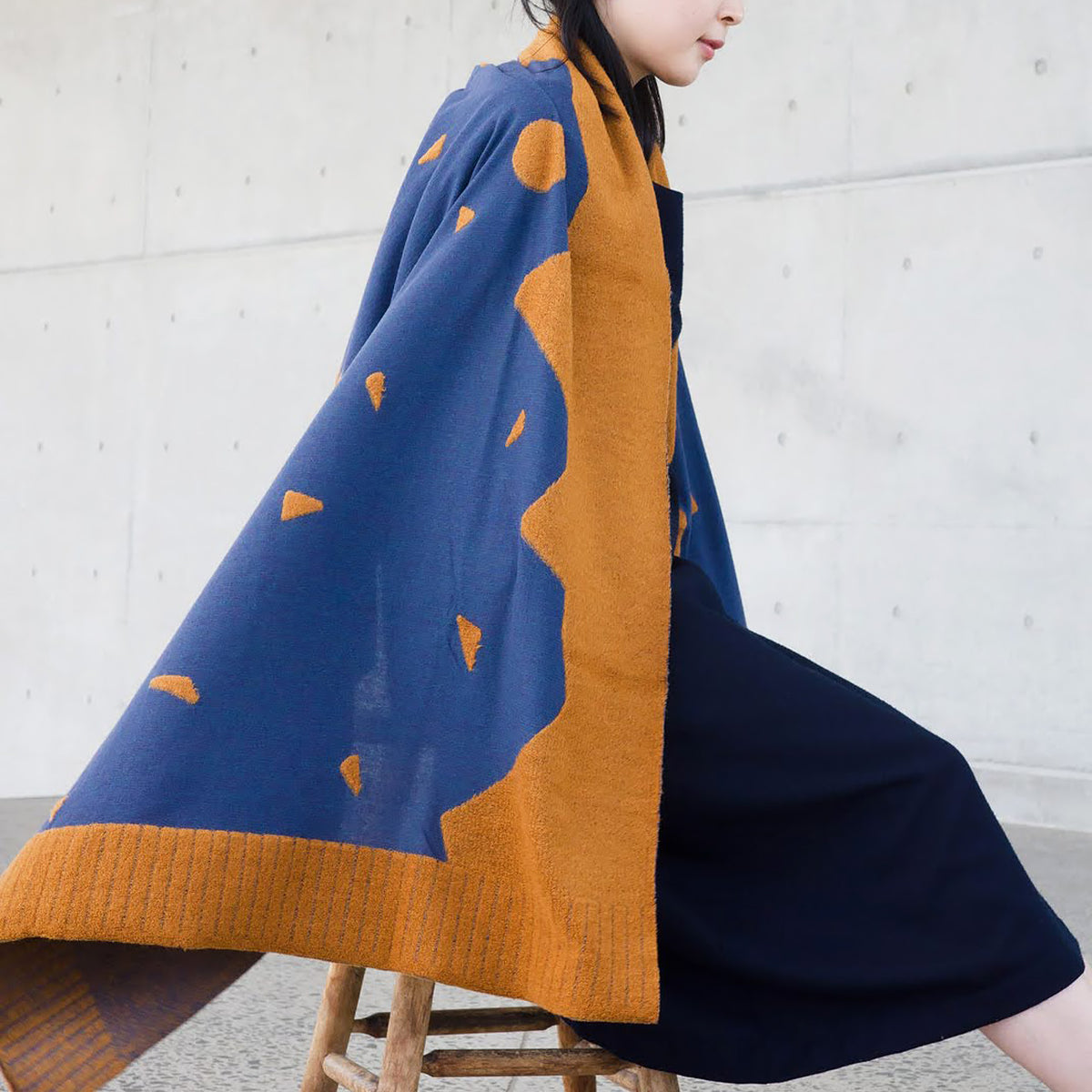 Wearing the camel nitorito mountain&moon stole