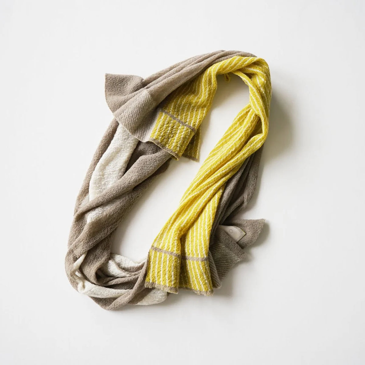 Gray sora wool snood, detail of the color gradation