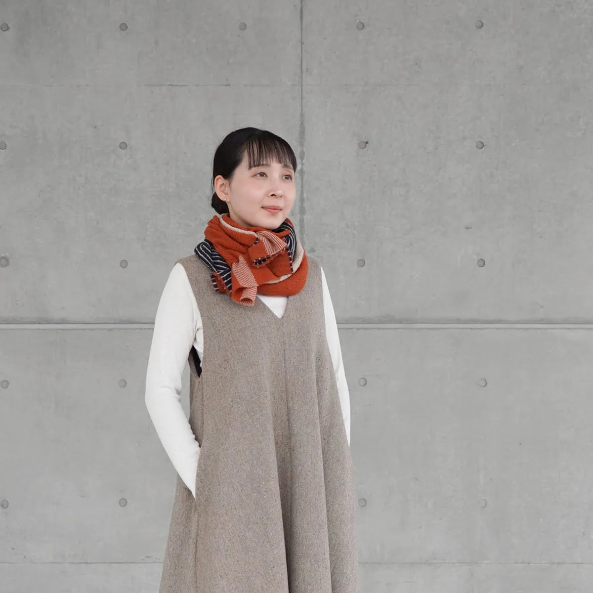 Wine sora wool snood, detail of the color gradation