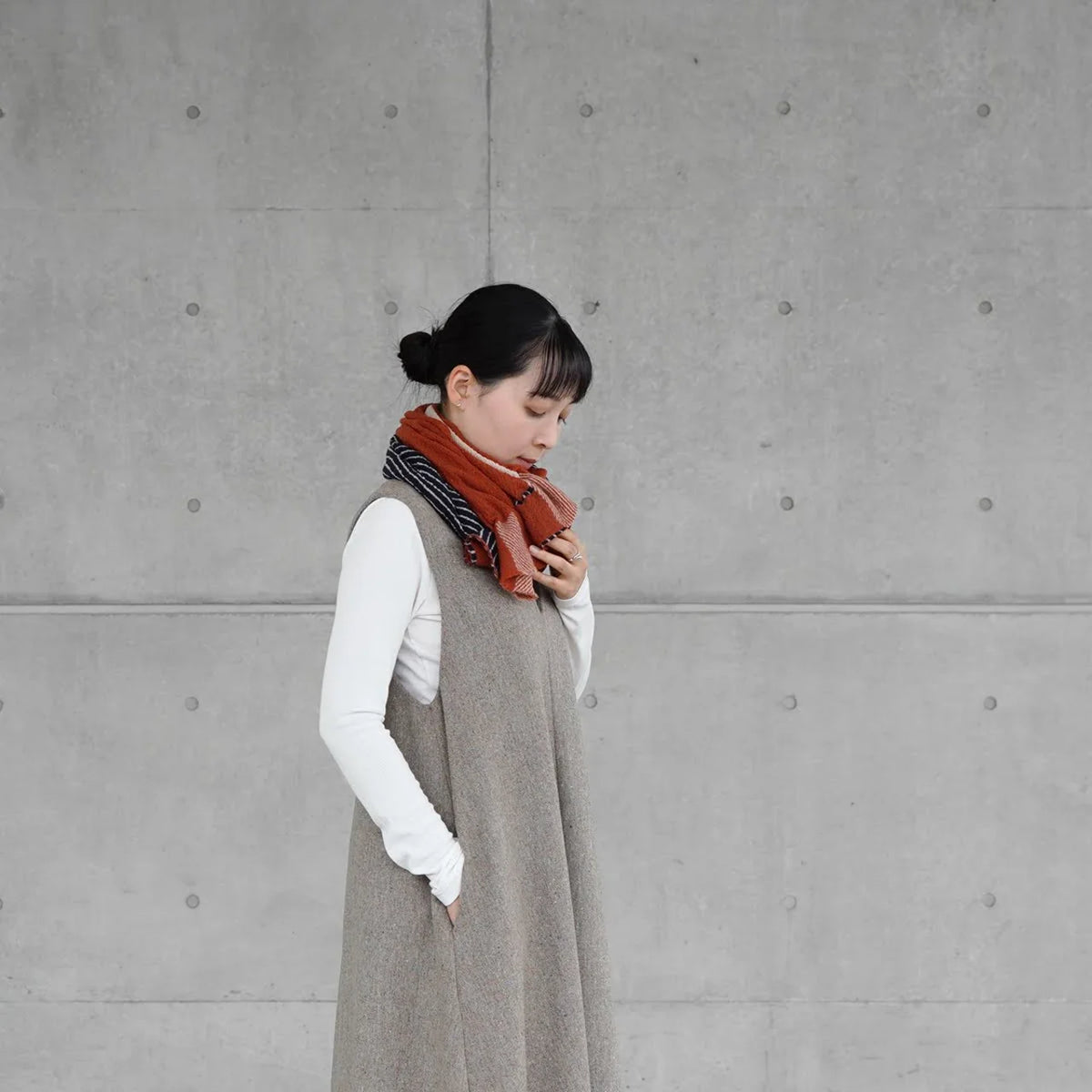 Wine sora wool snood, detail of the color gradation