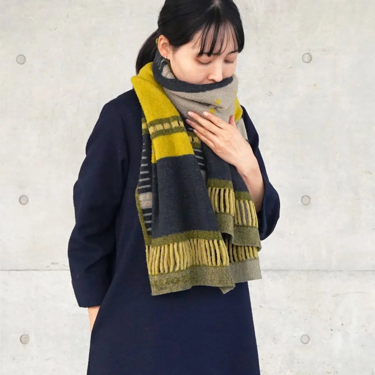 Woman wearing the window stole in charcoal around her neck #Color_Charcoal