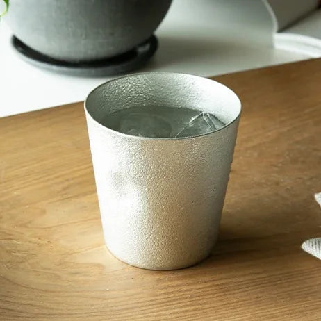 NAJIMI tin tumbler with iced water on a wooden table