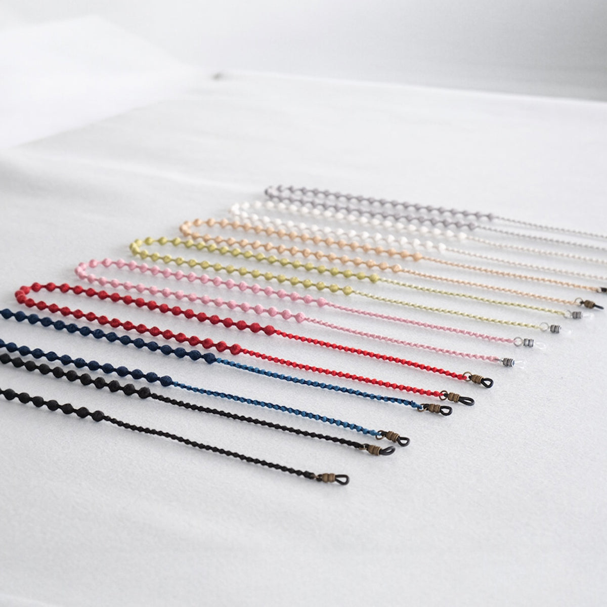 Eight colors of the glasses cord laid flat