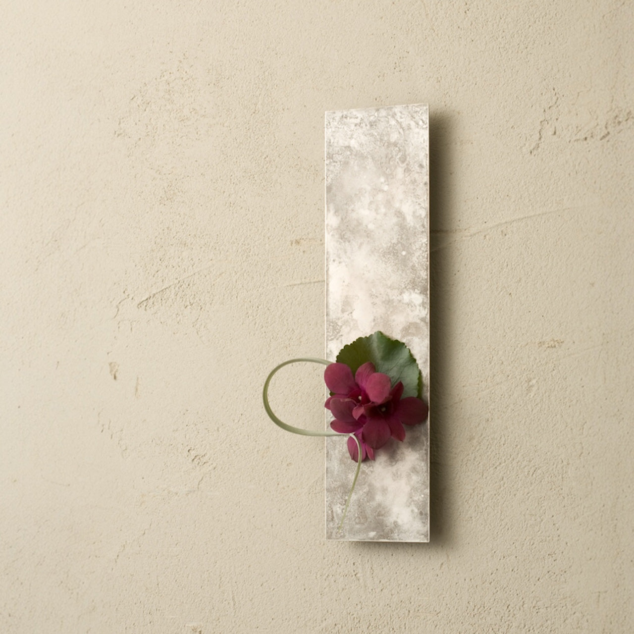 "on the wall mini" Japanische Kupfer-Wandvase | Handkoloriertes Takaoka-Metallhandwerk - Momentum Factory Orii -