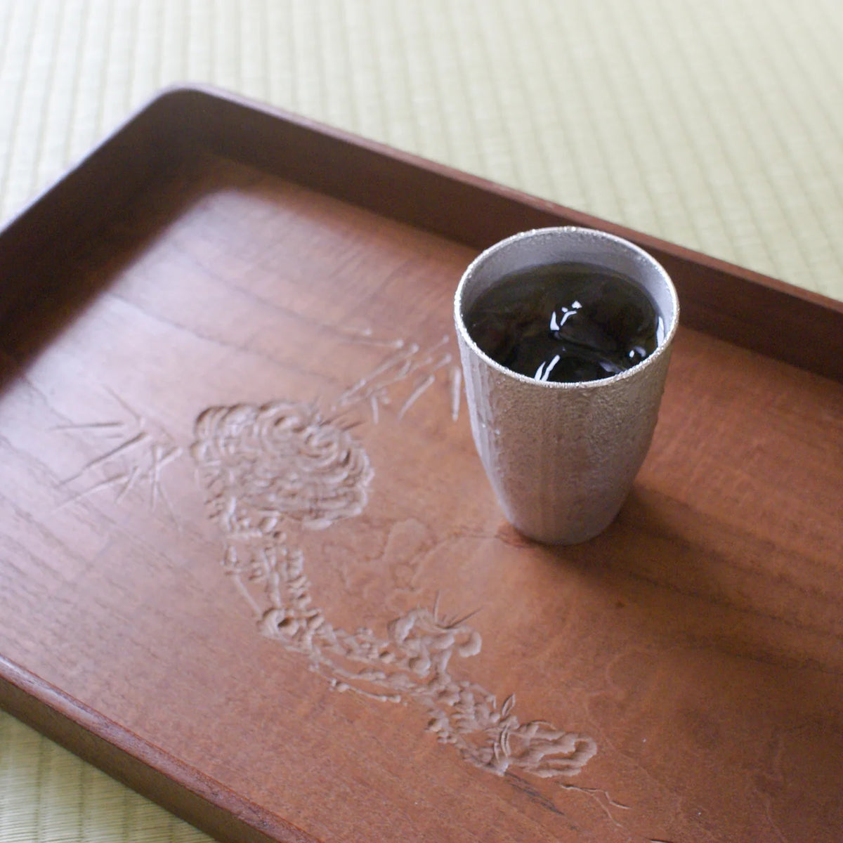 Kirameki tin tumbler on a wooden tray