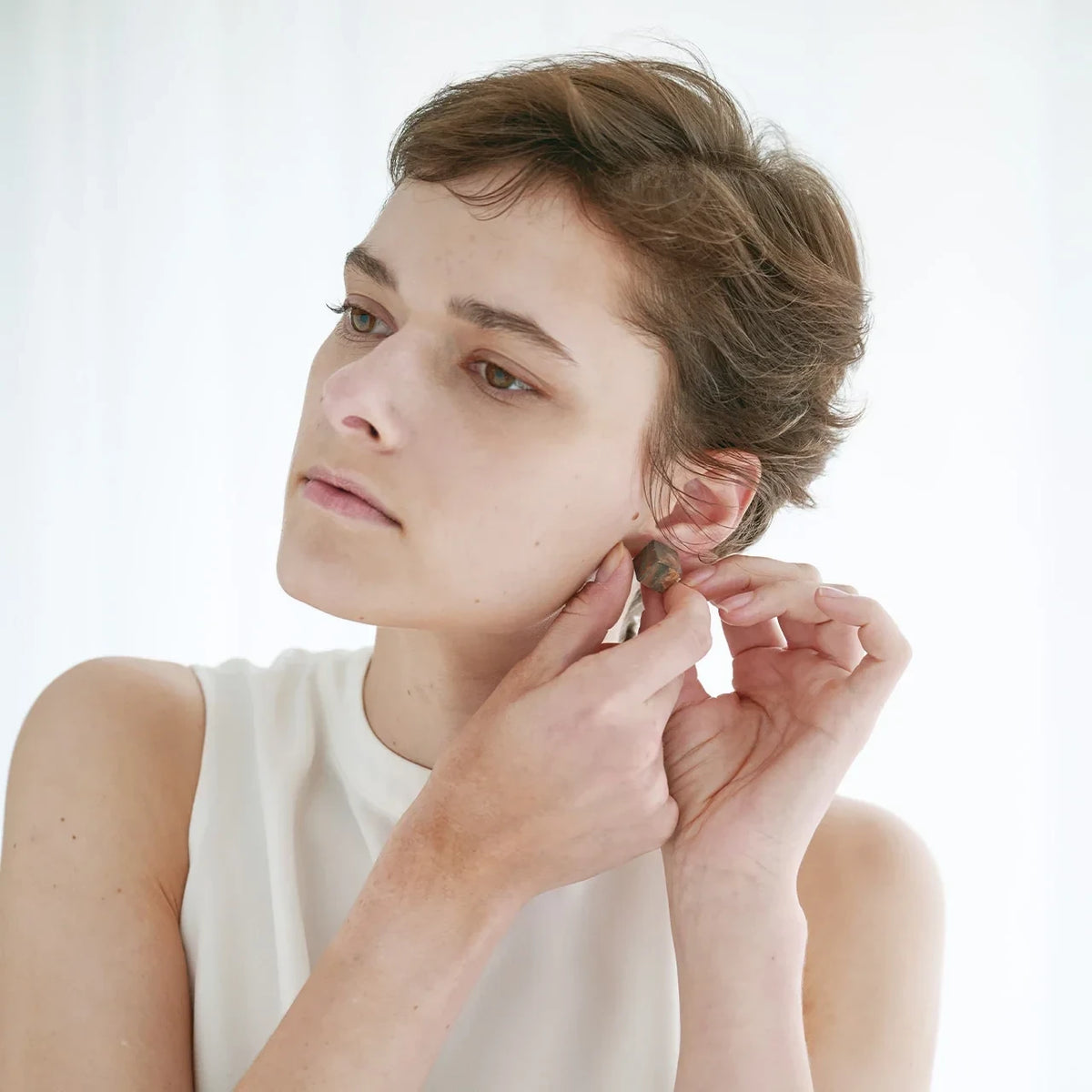 Putting on soil fragrance cube earrings