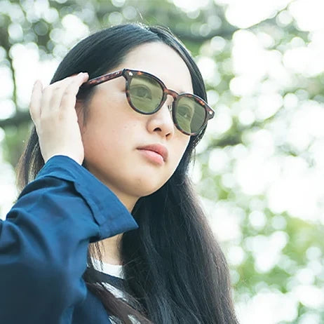 A woman wearing tesio MACHI sunglasses