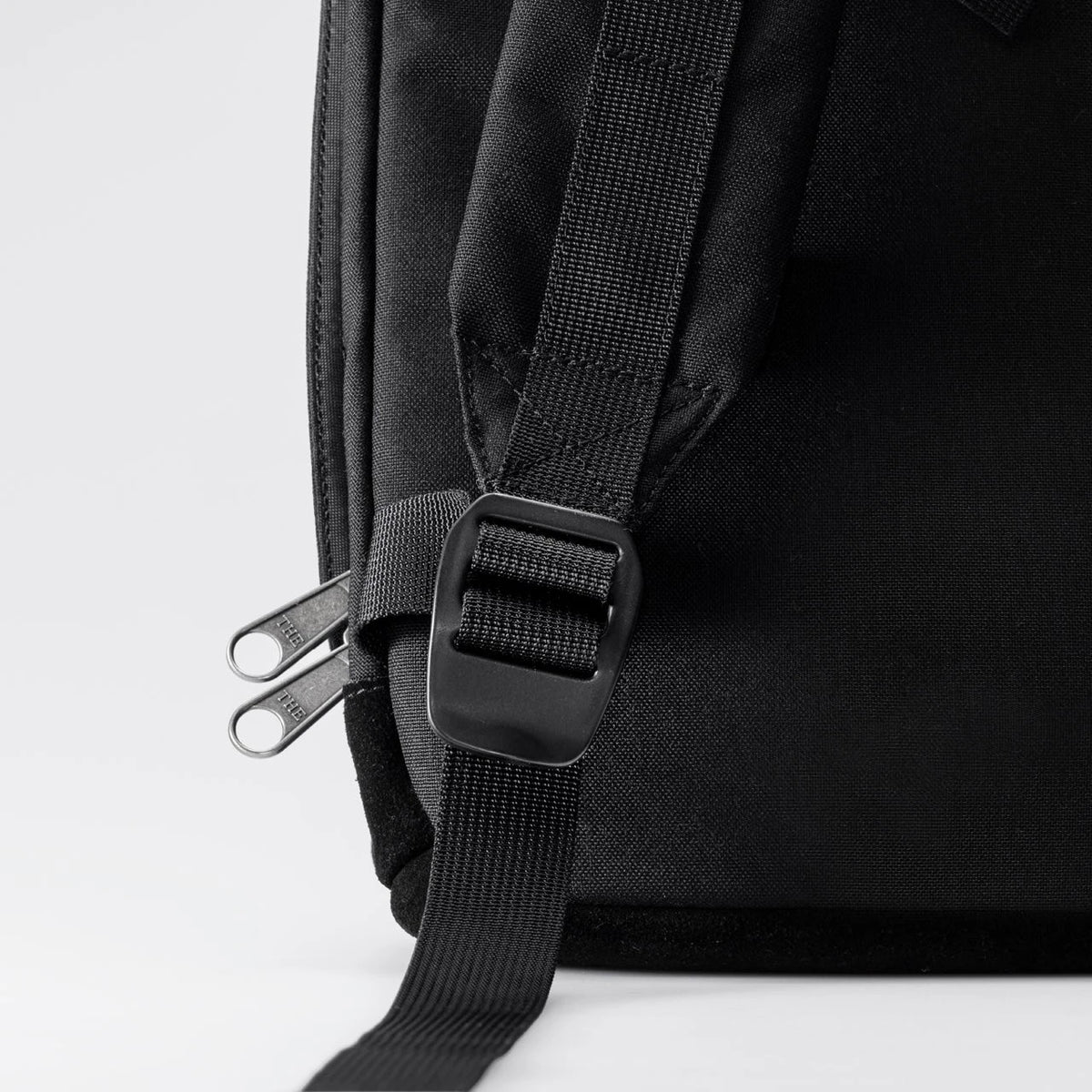 Side view of THE DAY PACK straps