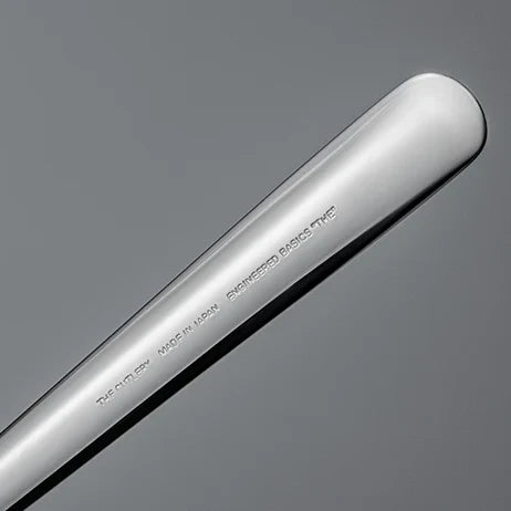 Close-up of the flat rim of a THE spoon