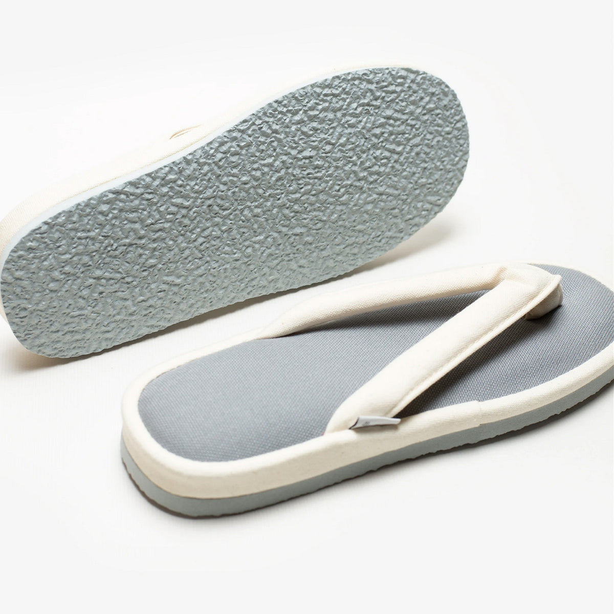 Silver gray canvas zori room sandals, sole view #Color_Silver Gray