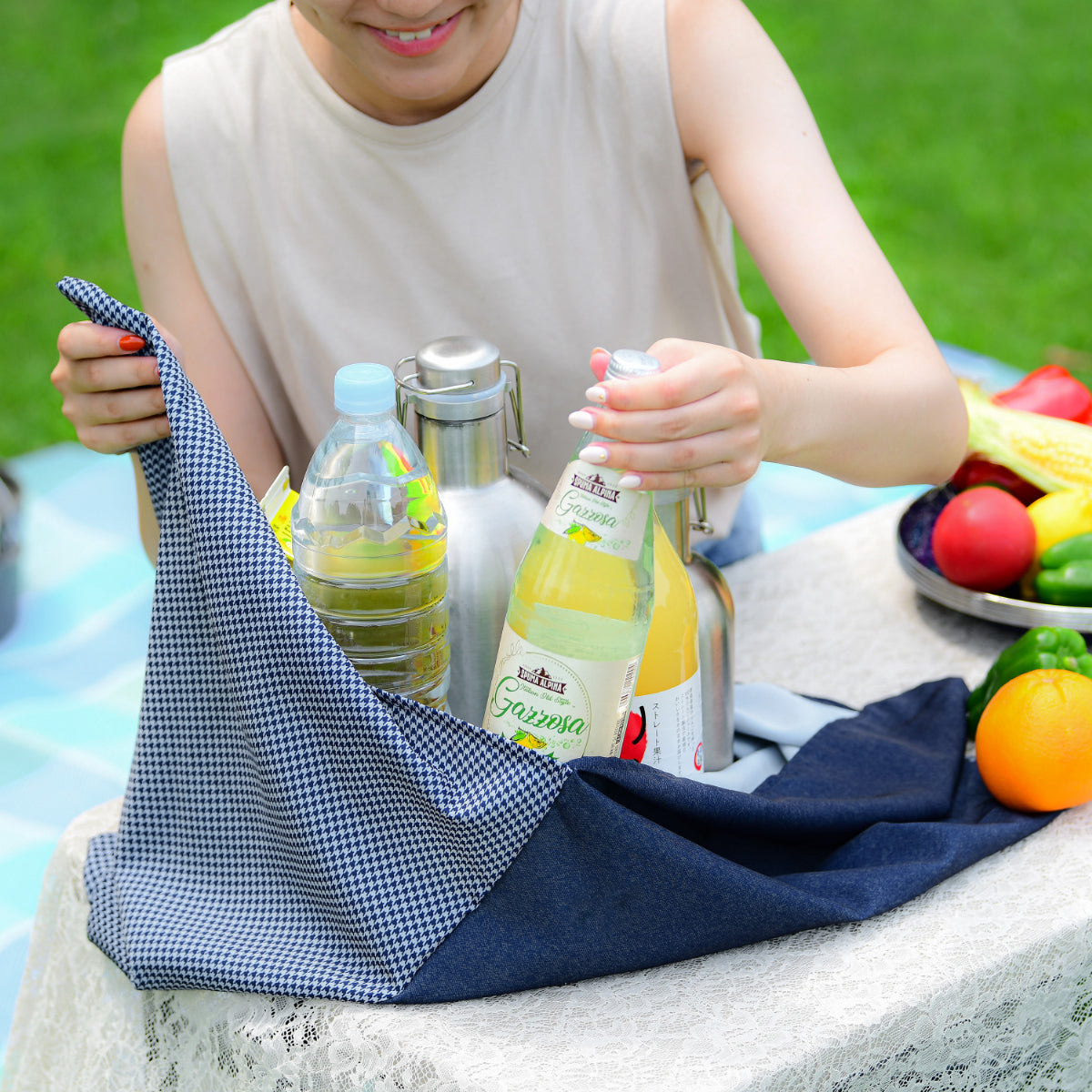 AZUMA bag in Houndstooth Blue holding drinks and fruit at a picnic #Pattern_Houndstooth Blue