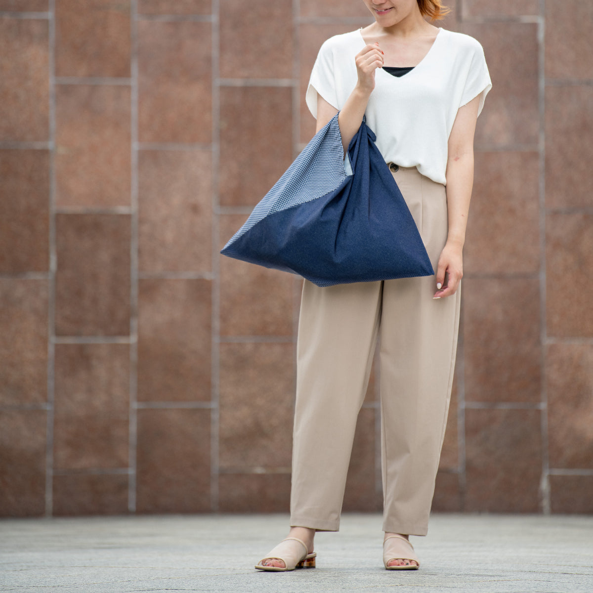 Woman carrying the AZUMA bag in Houndstooth Blue on her shoulder #Pattern_Houndstooth Blue