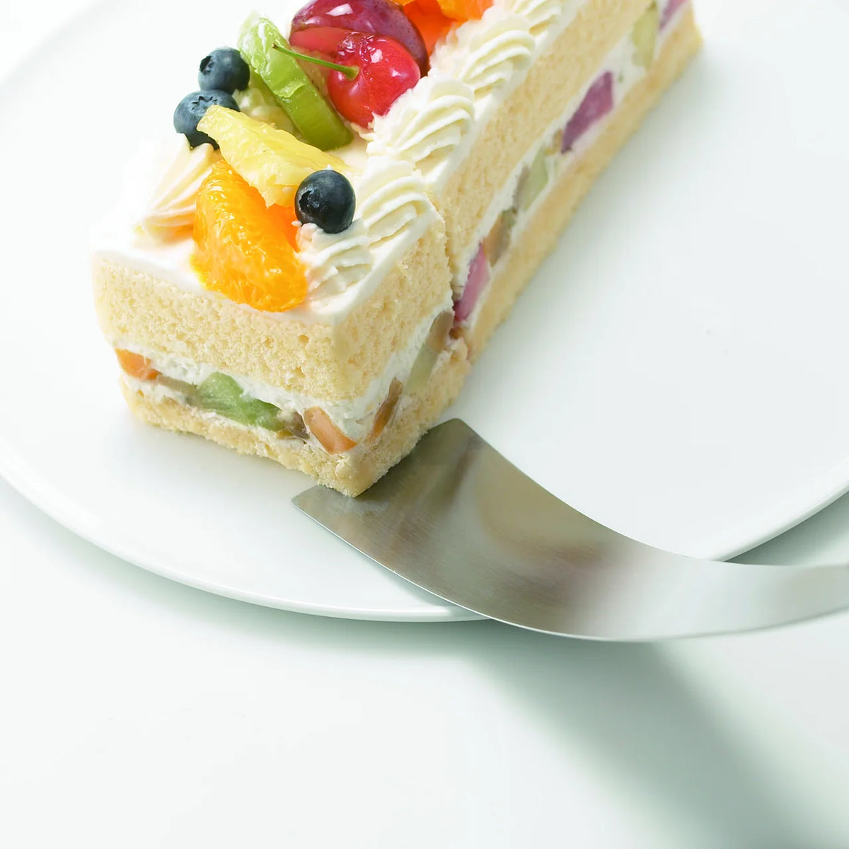 Serving a slice of fruit cake with the Tolu spatula