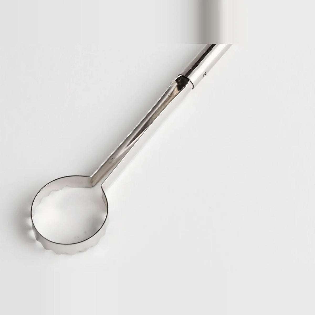 Serrated ring of the Toku egg beater for removing the chalaza