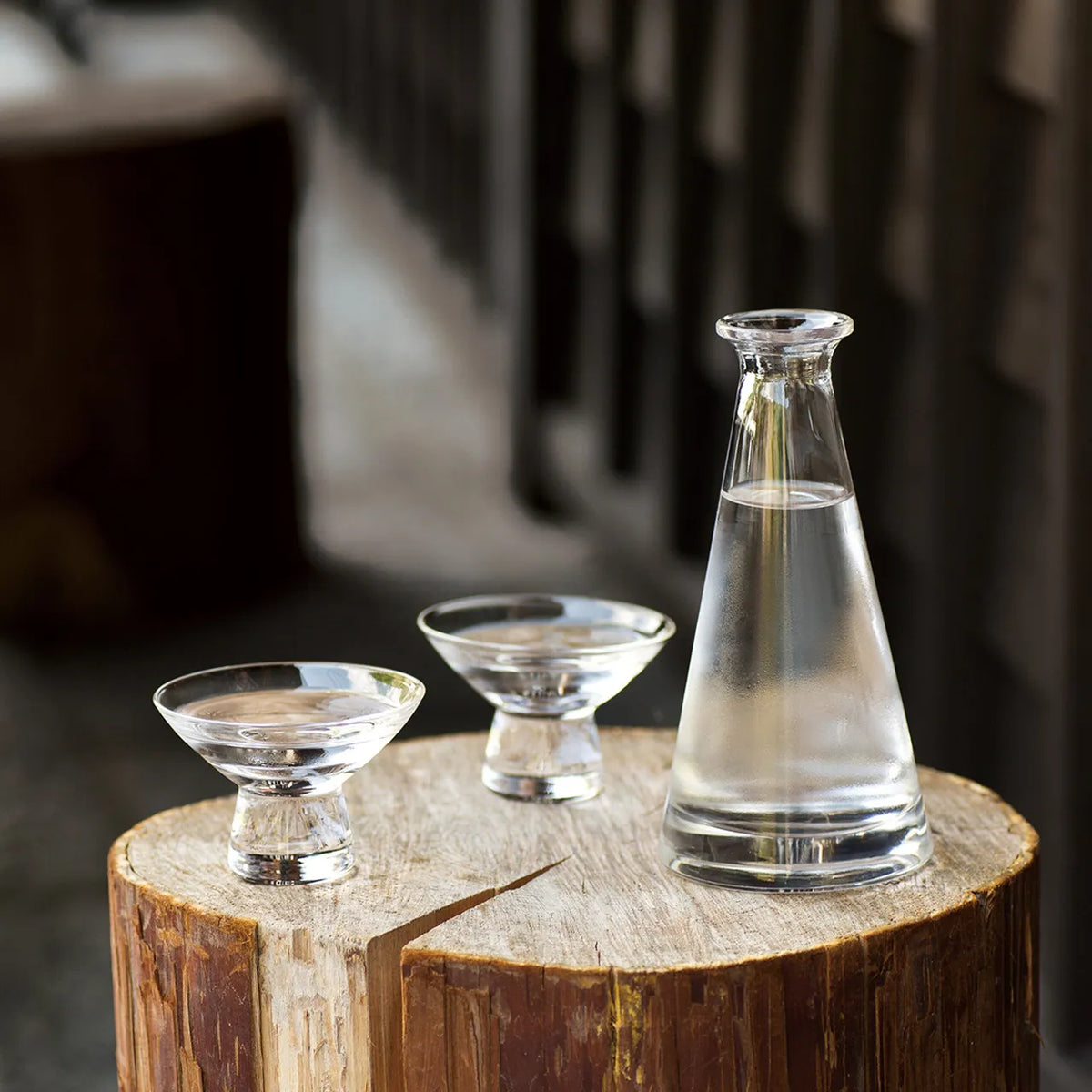 Edo glass sake set – tokkuri carafe and two sake cups on a wooden stump