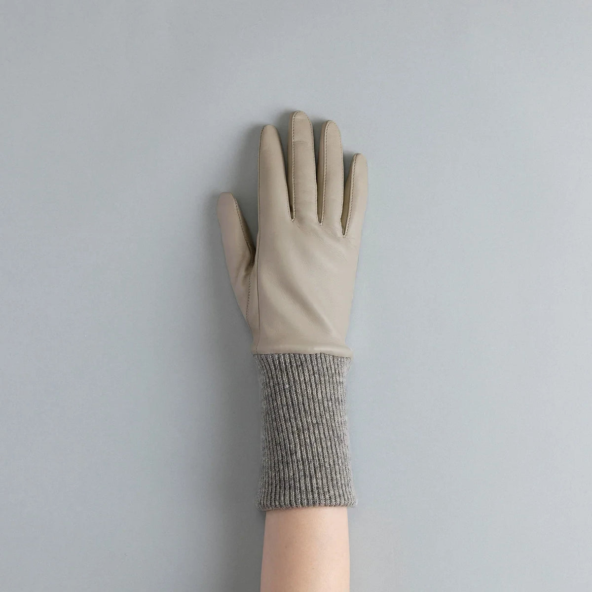 Wearing Kuroda women’s leather gloves in perla
