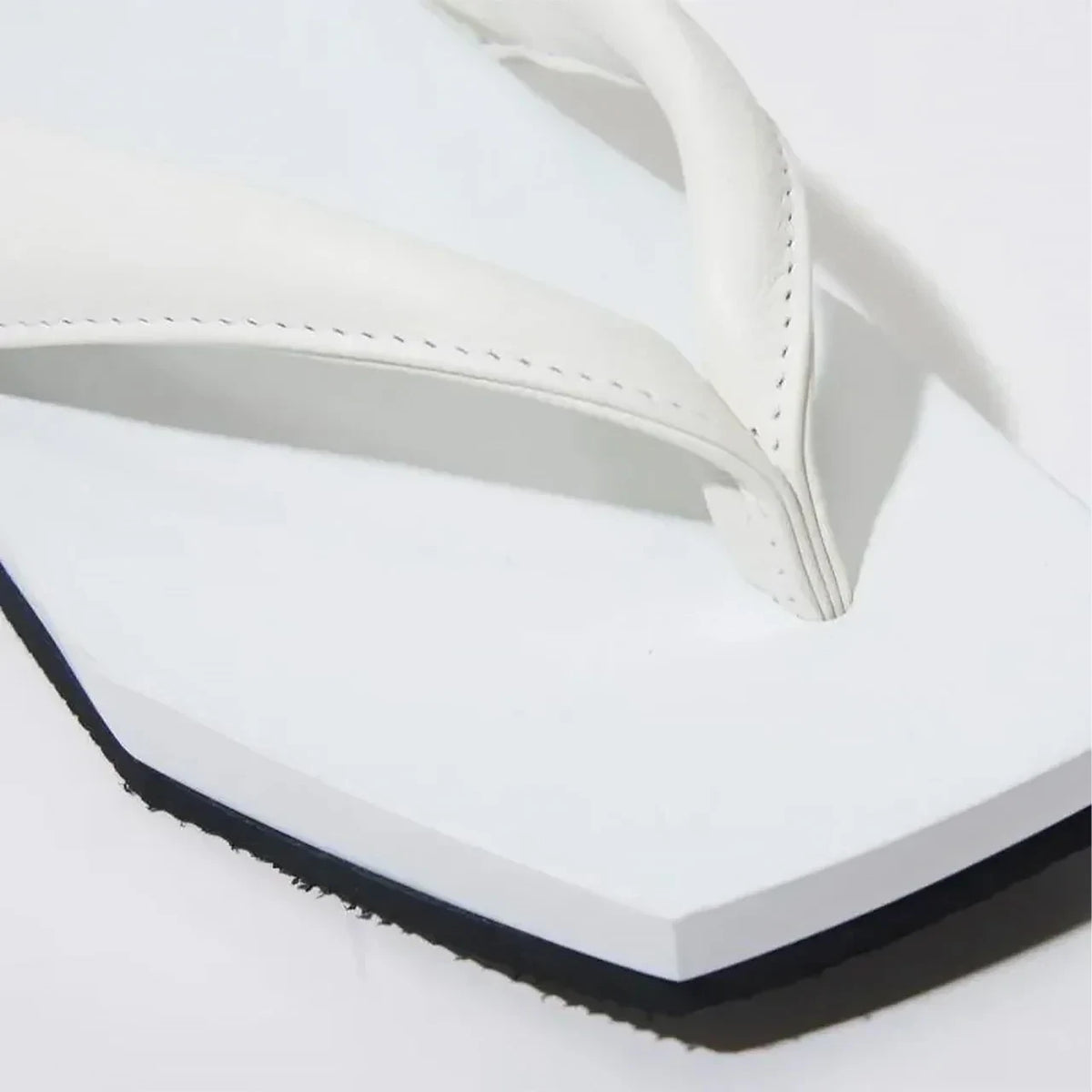 Cushioned leather thong strap of the white COLOR GETA #Color_White
