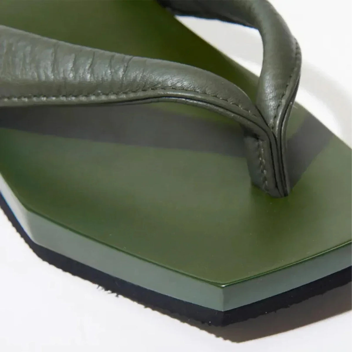 Cushioned leather thong strap of the olive COLOR GETA #Color_Olive