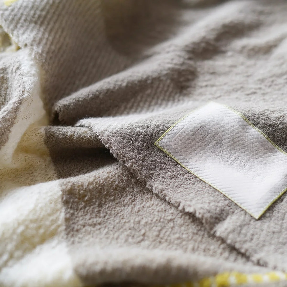 Gray sora wool snood, detail of the color gradation