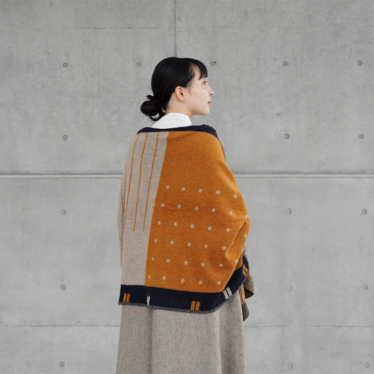 Navy window stole worn over one shoulder #Color_Navy