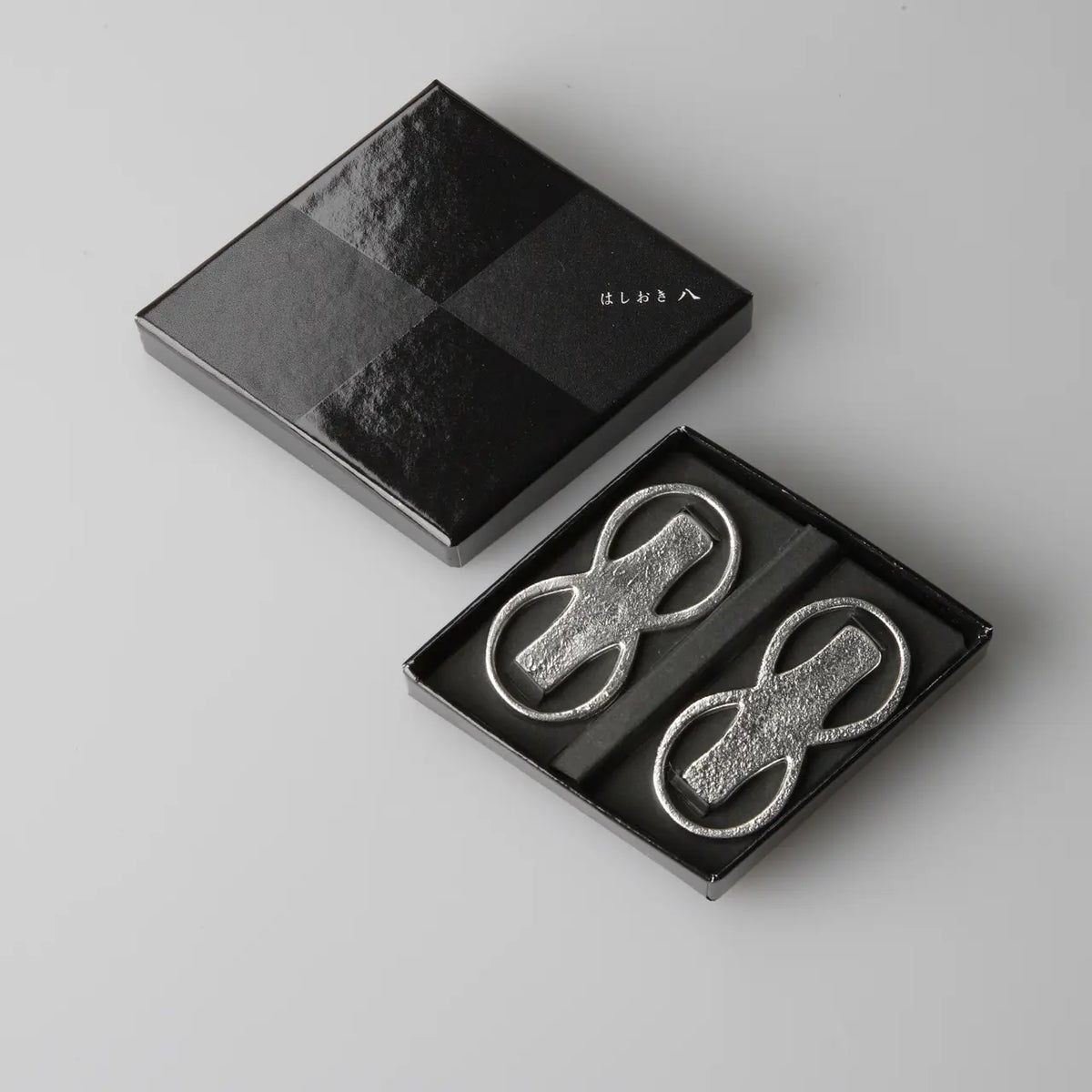 Two tin figure-eight chopstick rests in a black gift case #Set_Set of 2