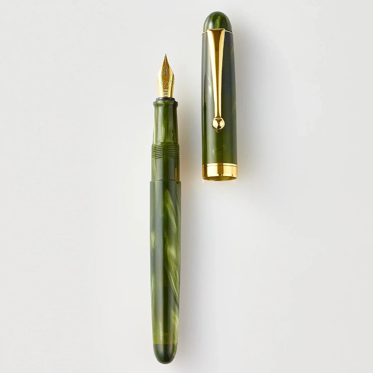 Acrylic fountain pen Gradation Green by Onishi Seisakusho, cap off