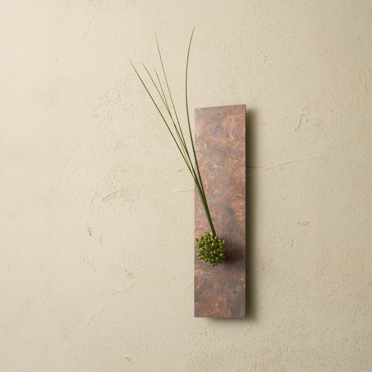 "on the wall mini" Japanische Kupfer-Wandvase | Handkoloriertes Takaoka-Metallhandwerk - Momentum Factory Orii -