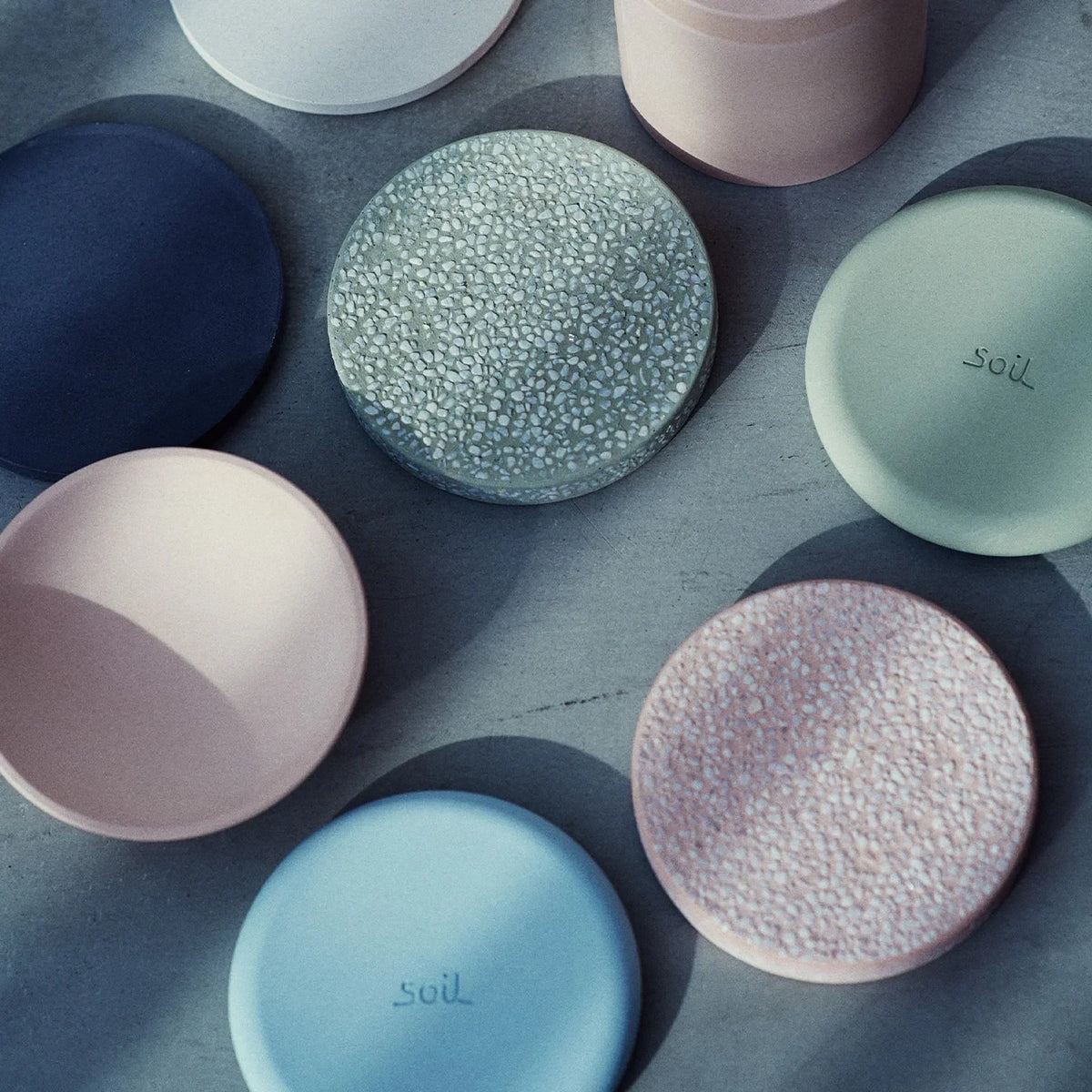 Close-up of the arai-dashi pebble texture