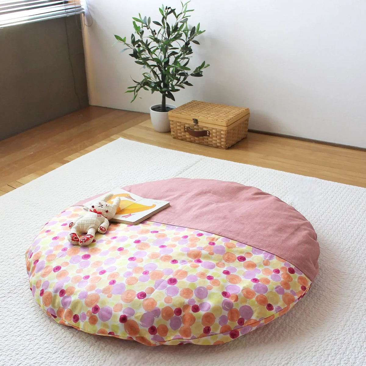 Round 100 cm senbei floor cushion on a living room floor
