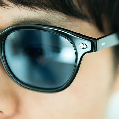 Close-up of tesio MACHI sunglasses being worn