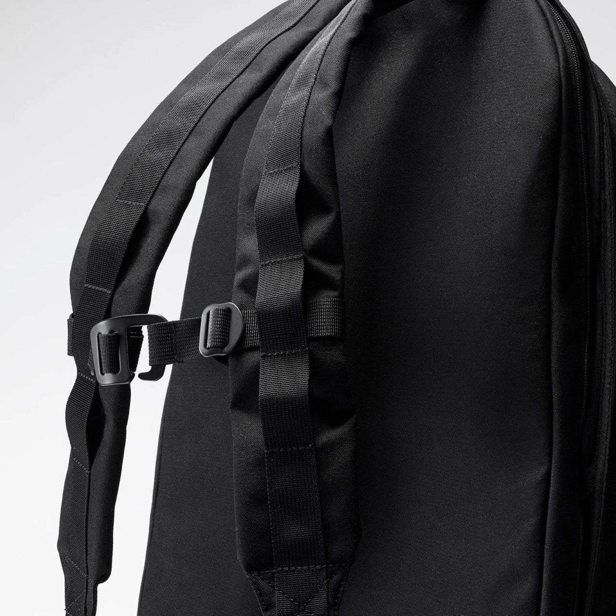 Padded shoulder straps of THE DAY PACK